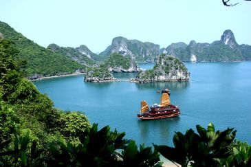 800px-Asia_Cruise_Junk_in_Halong_bay